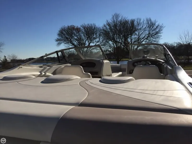 Slide: The Image of Stingray 220 LX Bowrider 2003 - 11