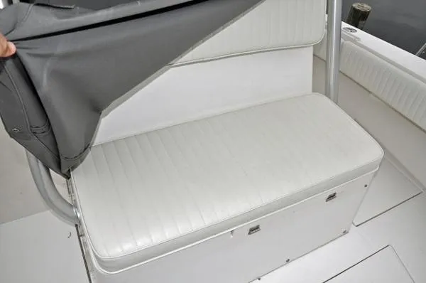 Slide: The Image of Regulator Marine 32 Forward Seating 2004 - 5