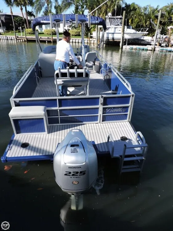 Slide: The Image of Encore Boat Builders Bentley 243 Sport Fish 2016 - 6