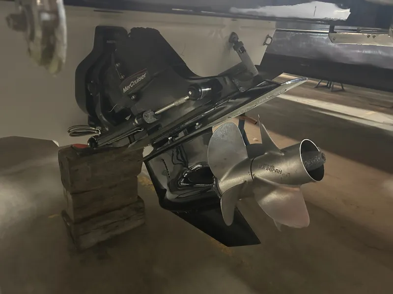 Slide: The Image of 2021 Sea Ray SDX 270 drive with MerCruiser propeller. - 13