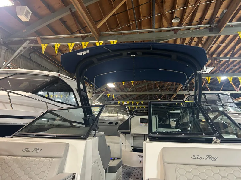 Slide: The Image of 2021 Sea Ray SDX 270 boat in showroom. - 25