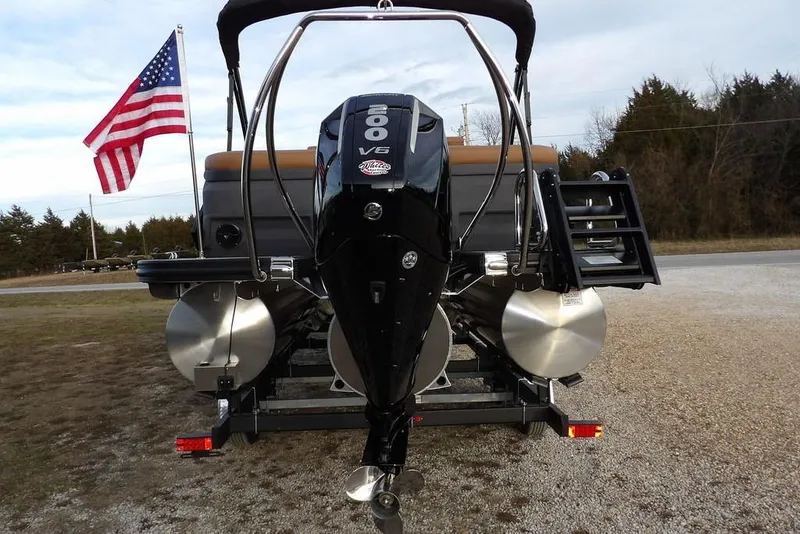 Slide: The Image of 2026 Bennington 22 MFB pontoon boat with powerful V6 engine and American flag backdrop. - 4