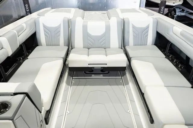 Slide: The Image of Malibu Wakesetter 25 LSV 2026 - 12