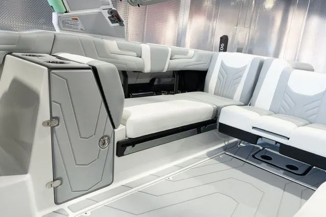 Slide: The Image of Malibu Wakesetter 25 LSV 2026 - 13