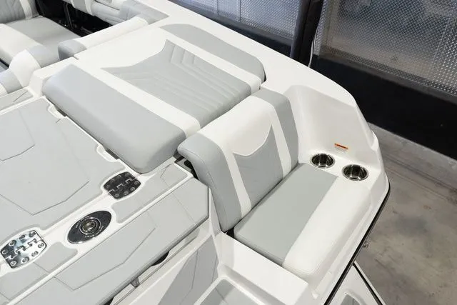 Slide: The Image of Malibu Wakesetter 25 LSV 2026 - 19