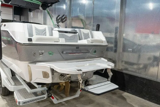 Slide: The Image of Malibu Wakesetter 25 LSV 2026 - 20