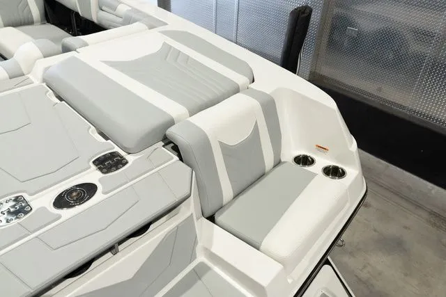 Slide: The Image of Malibu Wakesetter 25 LSV 2026 - 25