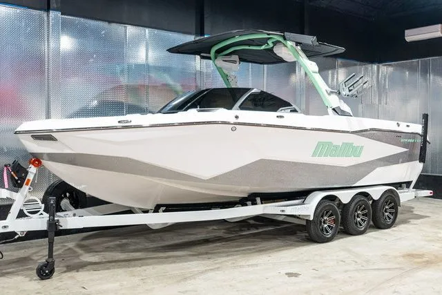 Slide: The Image of Malibu Wakesetter 25 LSV 2026 - 3