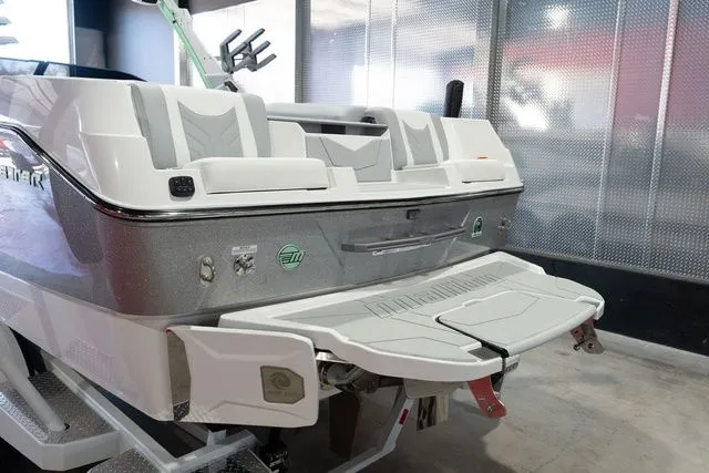 Slide: The Image of Malibu Wakesetter 25 LSV 2026 - 5