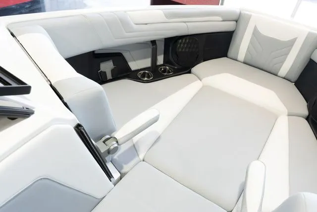 Slide: The Image of Malibu Wakesetter 25 LSV 2026 - 9