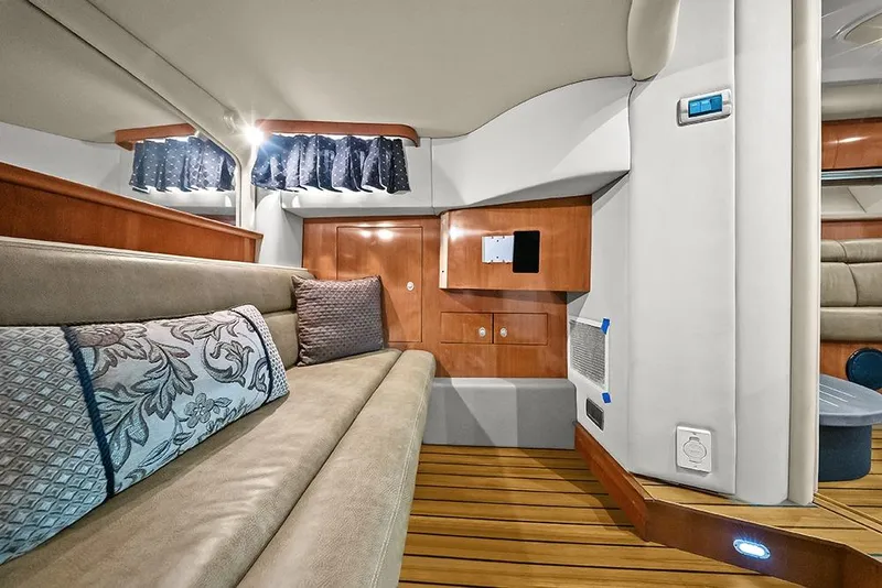 Slide: The Image of Mid guest cabin convertible seat - 31