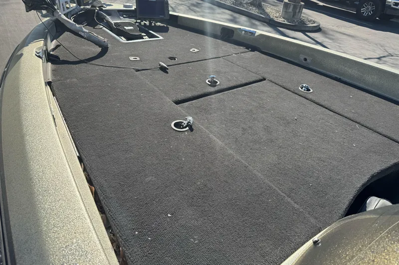 Slide: The Image of 1997 Ranger 488VS boat deck with carpeted surface and storage compartments. - 15