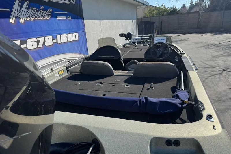 Slide: The Image of 1997 Ranger 488VS boat with Lowrance electronics, parked near a marine service center. - 6