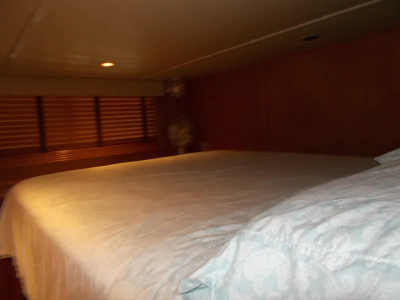 Slide: The Image of Sumerset Lake Bumz 2005 houseboat bedroom with cozy bed and ambient lighting. - 18