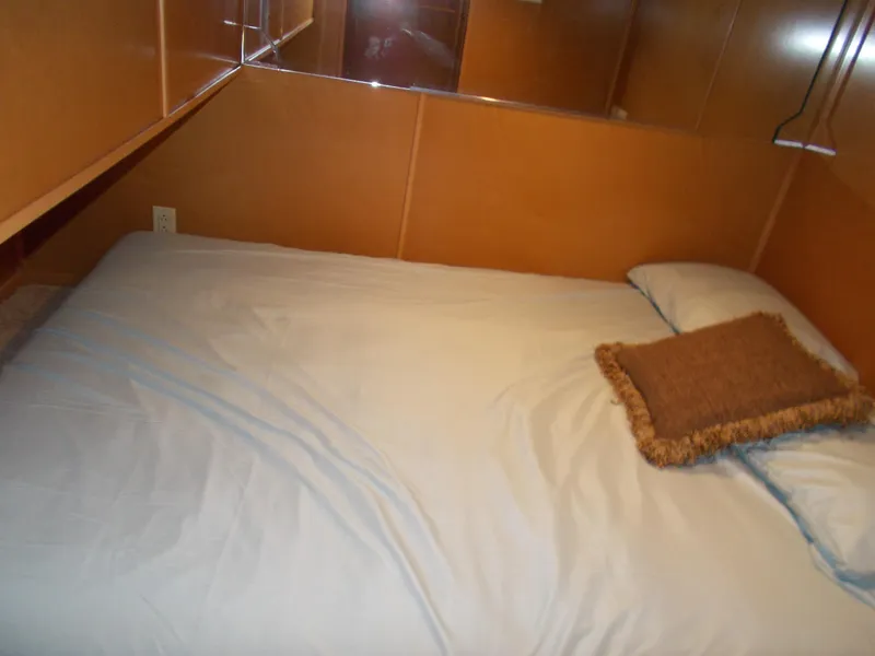 Slide: The Image of Sumerset Lake Bumz 2005 houseboat bedroom with bed and pillow. - 23