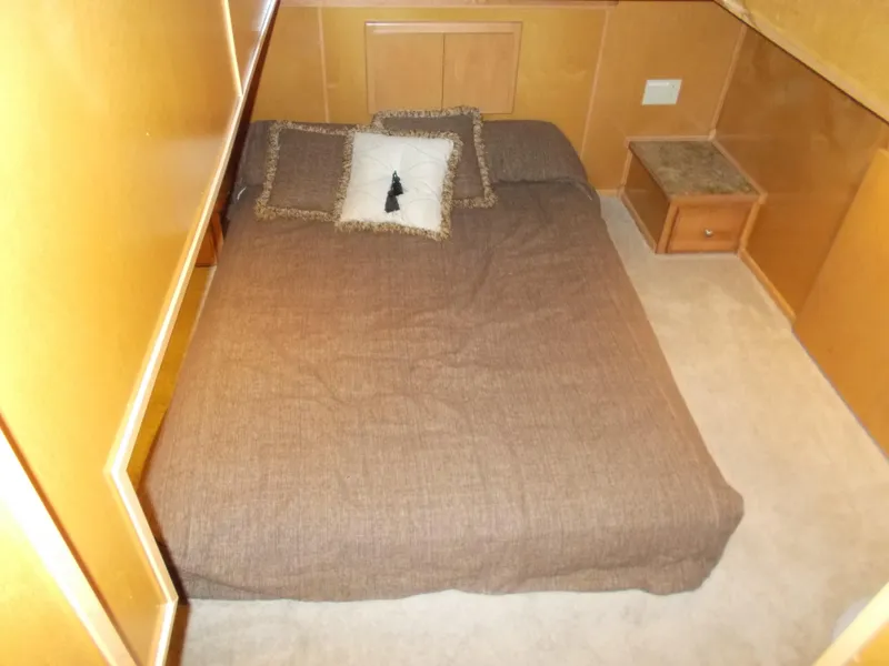 Slide: The Image of 2005 Sumerset Lake Bumz houseboat bedroom with double bed and nightstand. - 27