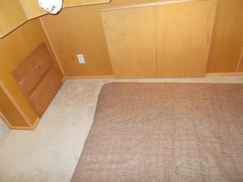 Slide: The Image of 2005 Sumerset Lake Bumz bedroom with wooden cabinets and carpeted floor. - 28
