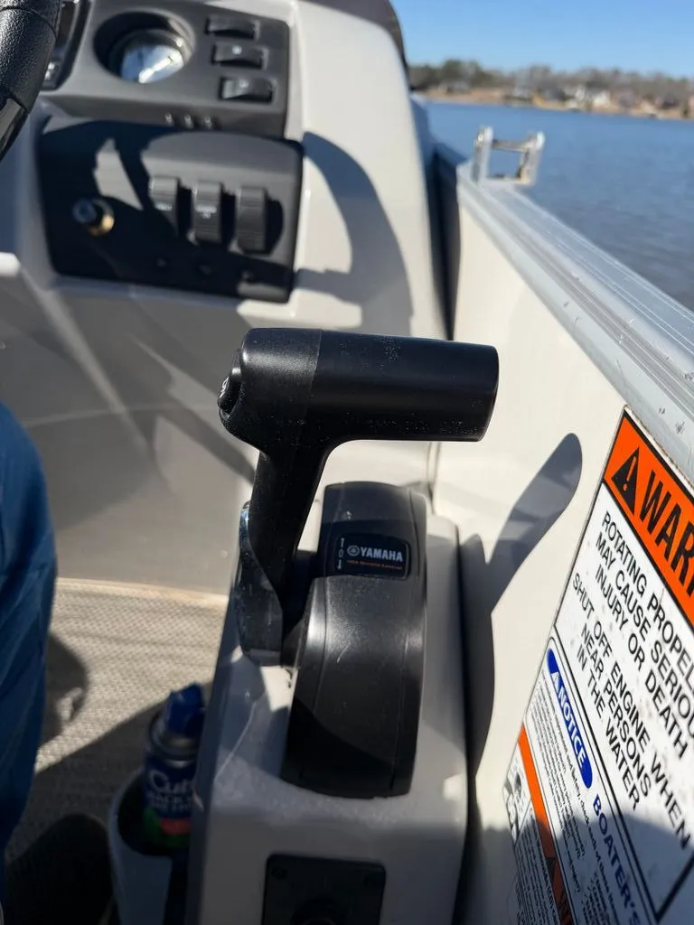 Slide: The Image of Yamaha throttle lever on Bennington SX 22 boat, year 2023. - 14