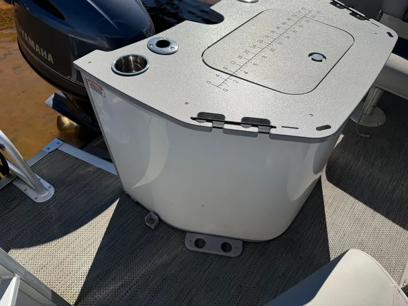 Slide: The Image of 2023 Bennington SX 22 boat with Yamaha motor and helm console. - 25