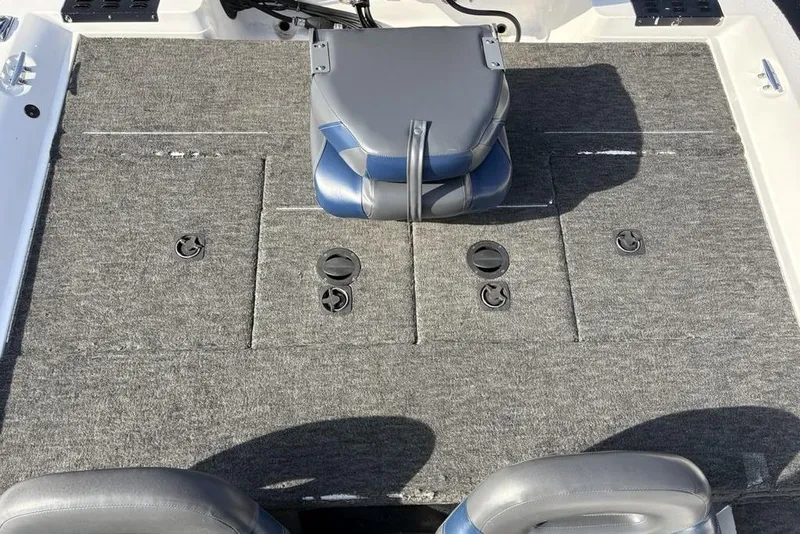 Slide: The Image of 1997 Javelin 400 SE boat interior with gray carpet and folded seat. - 27