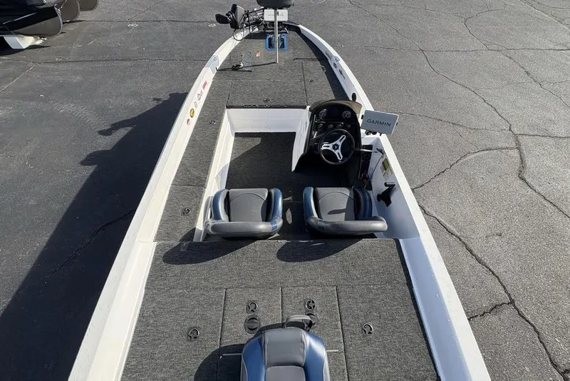 Slide: The Image of 1997 Javelin 400 SE boat interior with steering wheel and seating. - 30