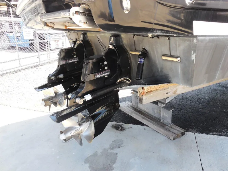 Slide: The Image of 2007 Sea Ray 290 Sundancer boat stern with dual MerCruiser outdrives on display. - 11