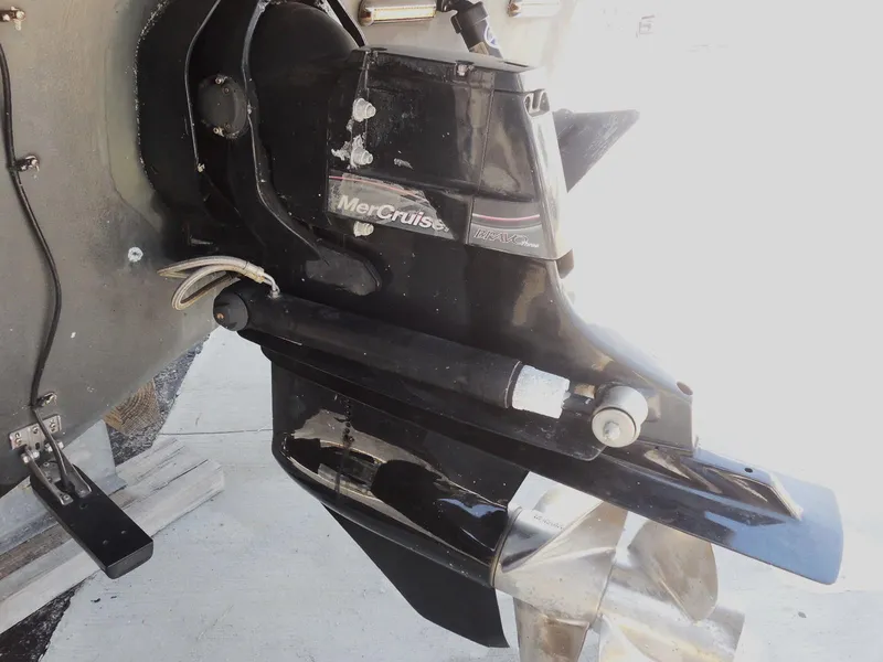Slide: The Image of MerCruiser outdrive on 2007 Sea Ray 290 Sundancer boat, close-up view. - 18