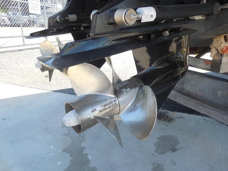 Slide: The Image of Propeller of 2007 Sea Ray 290 Sundancer boat on display. - 20