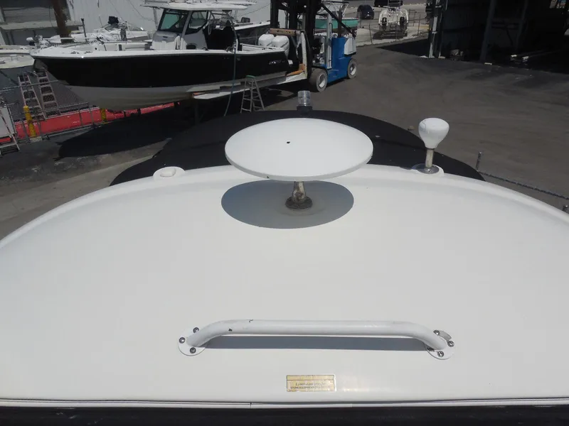Slide: The Image of 2007 Sea Ray 290 Sundancer boat roof with radar and antenna. - 33