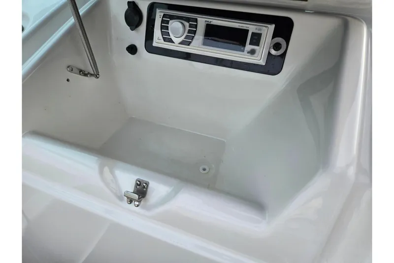 Slide: The Image of 2013 Yamaha Boats SX190 dashboard with stereo system and control panel. - 16