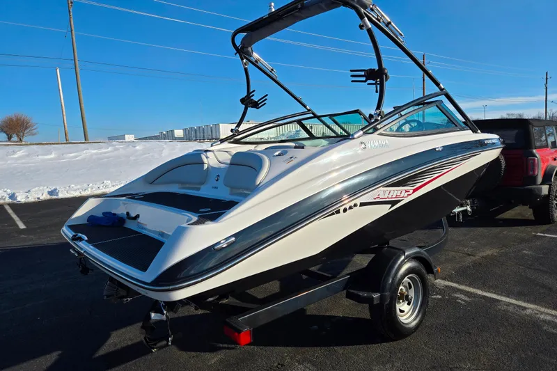 Slide: The Image of 2014 Yamaha Boats AR192 on trailer in snowy parking lot, clear blue sky. - 3