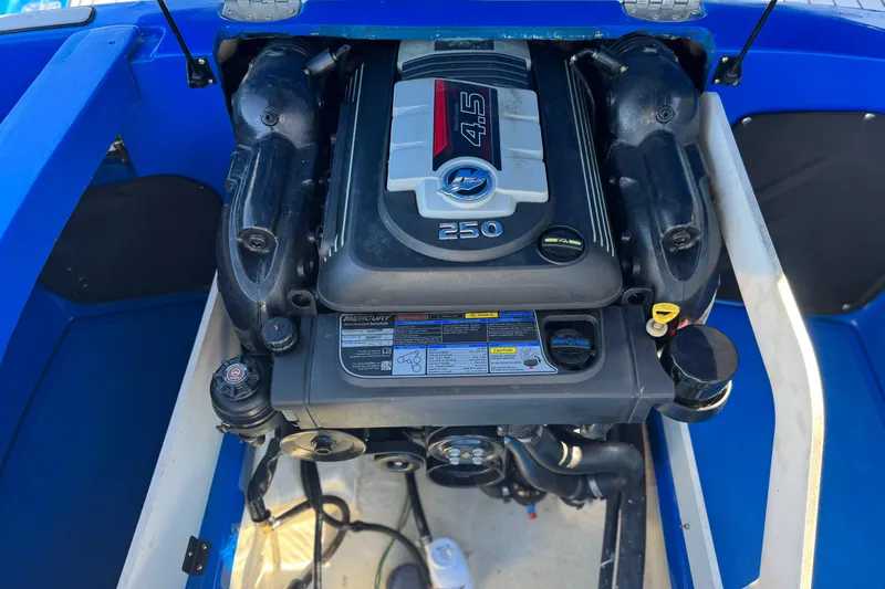 Slide: The Image of Engine of a 2015 Caravelle 22 Interceptor boat, featuring a 4.5L Mercury 250. - 18