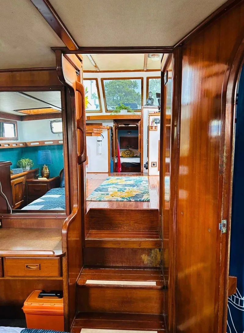 Slide: The Image of Marine Trader Sundeck Fb 1987 - 10