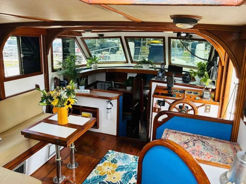 Slide: The Image of Marine Trader Sundeck Fb 1987 - 8