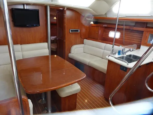 Slide: The Image of Hunter 45 Center Cockpit 2010 - 3