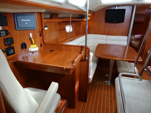 Slide: The Image of Hunter 45 Center Cockpit 2010 - 6