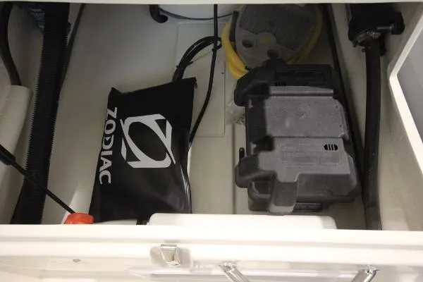 Slide: The Image of Zodiac Yachtline 380DL NEO 40hp In Stock 2016 - 9