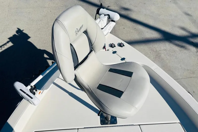 Slide: The Image of 2021 Ranger 2510 Bay boat seat with control panel and trolling motor. - 17