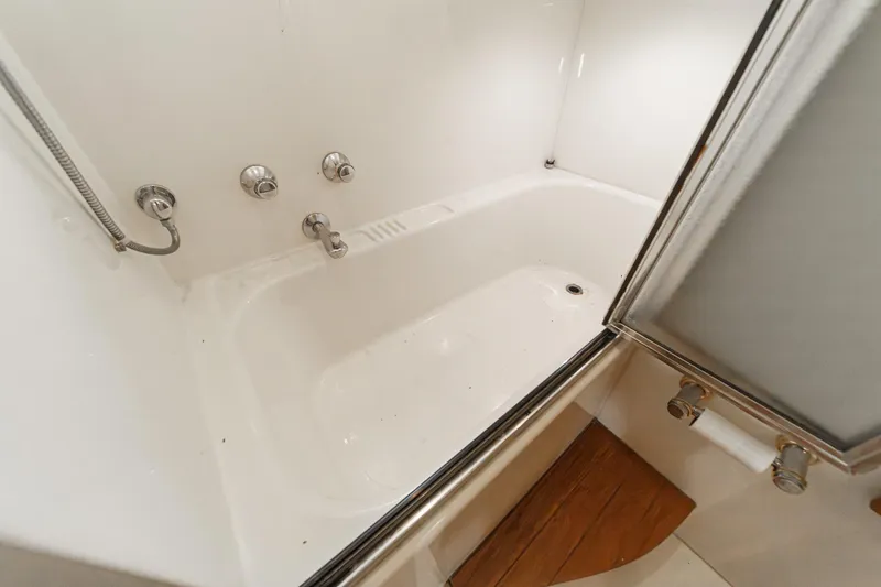 Slide: The Image of Luxurious bathtub in 2000 Bayliner 5788 Pilot House Motoryacht bathroom. - 48