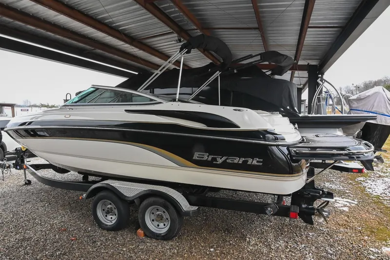 The Image of 2007 Bryant 270 boat on trailer under shelter, side view. - 0