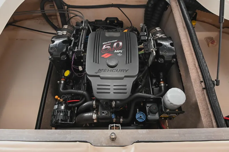 Slide: The Image of 2007 Bryant 270 boat engine, MerCruiser 5.0 MPI, detailed view. - 7