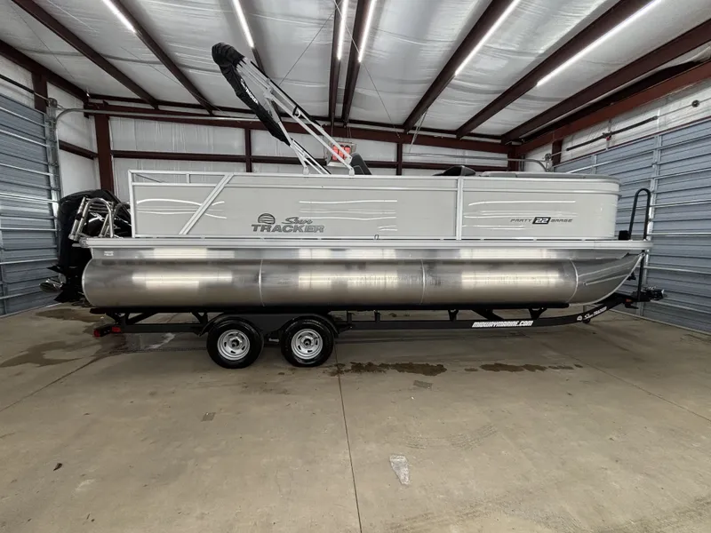 The Image of Sun Tracker Party Barge 22 RF XP3 2026 - 1