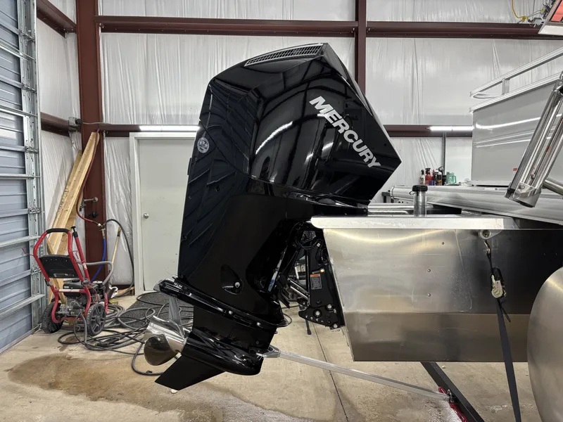 Slide: The Image of Sun Tracker Party Barge 22 RF XP3 2026 - 4