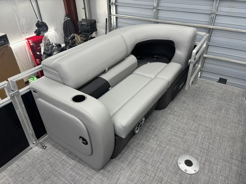 Slide: The Image of Sun Tracker SportFish 22 DLX 2026 - 5