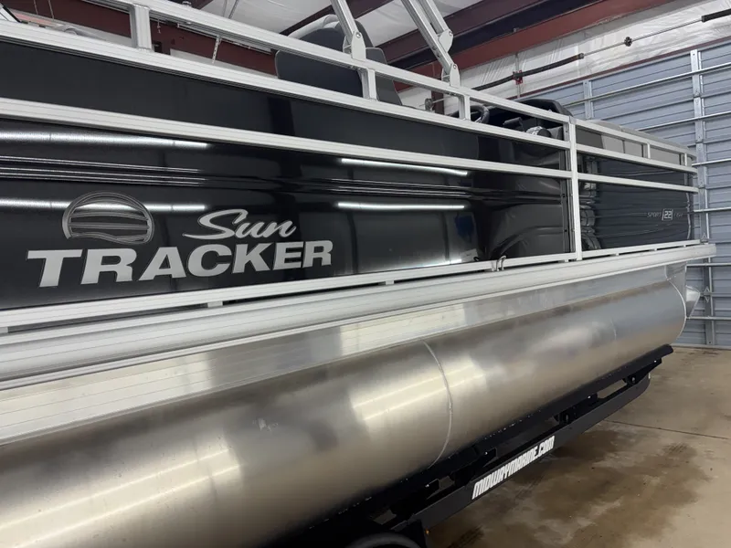 Slide: The Image of Sun Tracker SportFish 22 DLX 2026 - 9