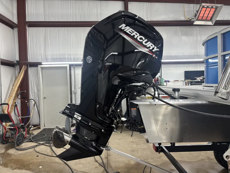 Slide: The Image of Sun Tracker Party Barge 20 DLX 2026 - 10