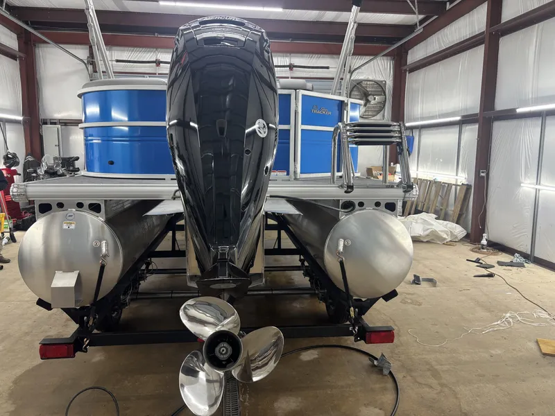 Slide: The Image of Sun Tracker Party Barge 20 DLX 2026 - 11