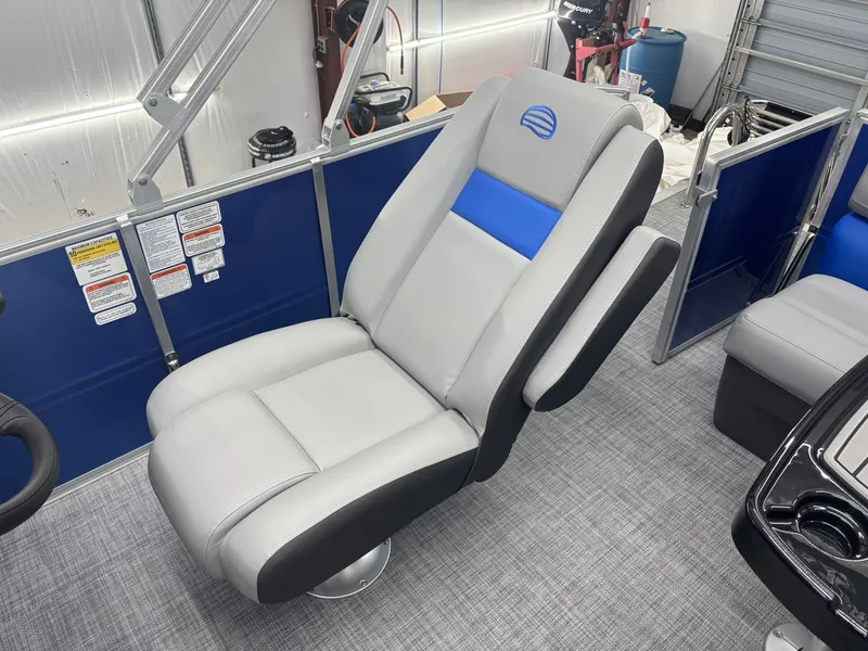 Slide: The Image of Sun Tracker Party Barge 20 DLX 2026 - 4