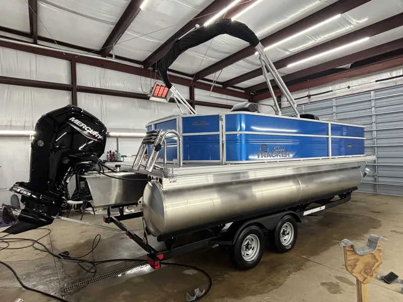 Slide: The Image of Sun Tracker Party Barge 20 DLX 2026 - 8