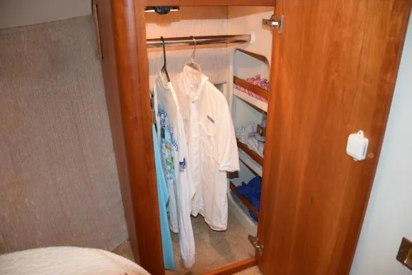 Slide: The Image of Silverton 351 Sedan Cruiser 2000 - 10